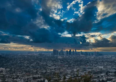 Los Angeles, les gratte-ciel tutoient les nuages.